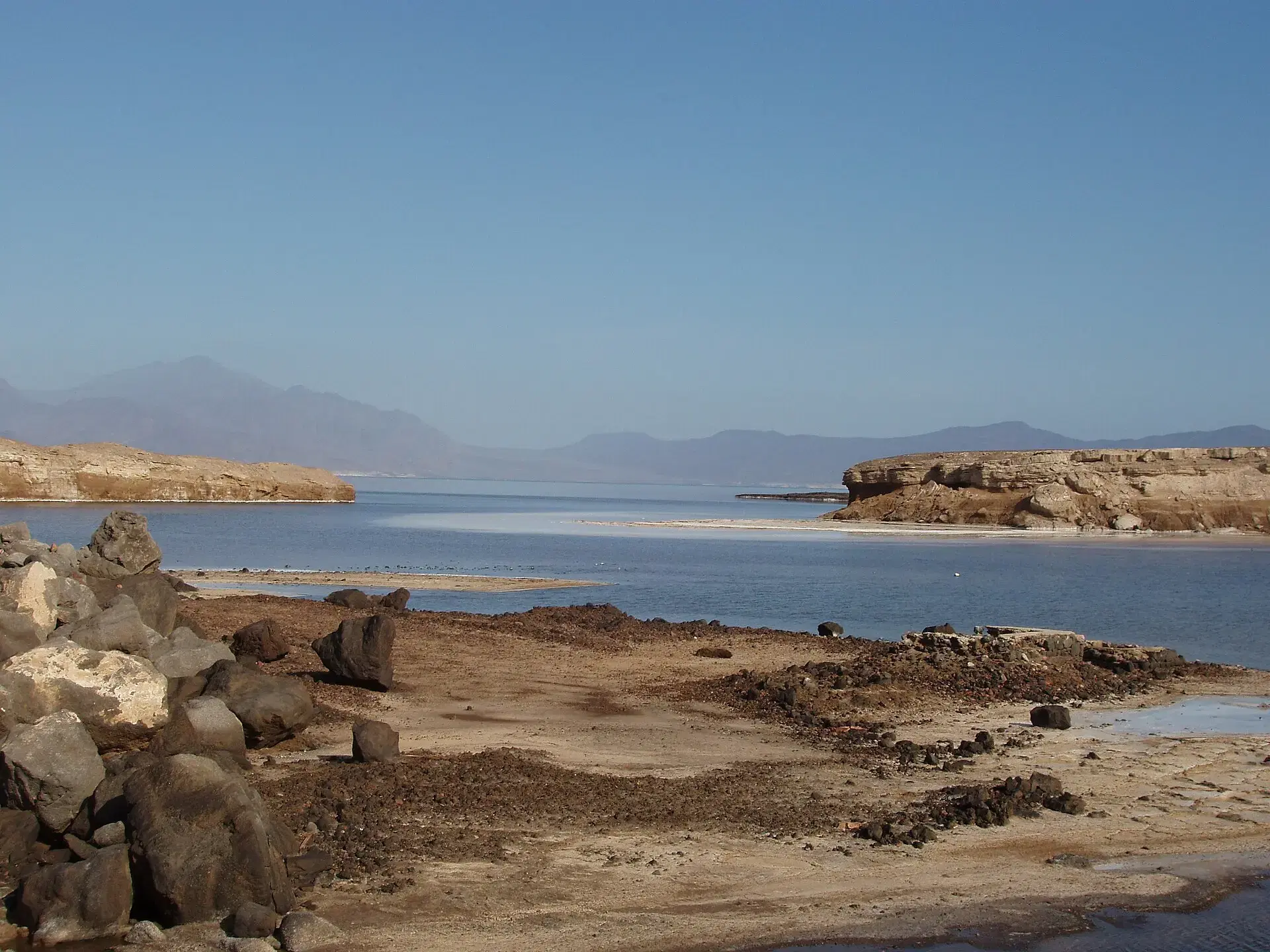 Le rivage de sel du lac Assal, à Djibouti